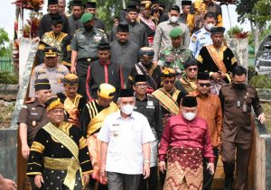 Silaturrahmi  Perdana dengan Ninik Mamak, Payung Panji Adat Kampar Langsung diserahkan ke Pj Bupati Kampar Dr. H. Kamsol, MM.