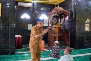 Usai shalat Ashar Di Masjid Pandopo, Pj Bupati Kampar Silaturahmi dengan Masyrakat sekaligus Tinjau Lingkungan Rumah Dinas.