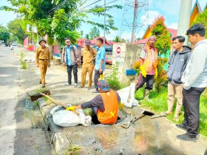 100 Hari Kinerja Penjabat Bupati Kampar, Dinas PUPR Lakukan Pembersihan Aliran Drainase Sekitar Bangkinang Kota