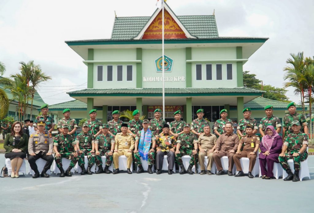 Pj Bupati Kampar Sambut Kunker Aster Kasad Mayor Jendral TNI Karmin Suharna Ke Kodim 0313/KPR.