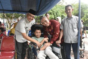 PJ Bupati Kampar Serahkan Alat Bantu Untuk Penyandang Disabilitas