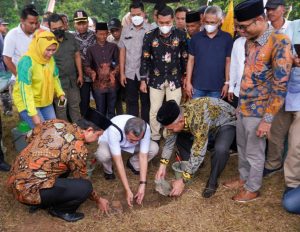 Bersama Gubernur Riau, Pj Bupati Kampar Letakan Batu Pertama Pembangunan Jembatan Di Desa Buluh Cina Siak Hulu