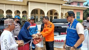 PHE Siak Salurkan Bantuan kepada Korban Banjir di Kabupaten Kampar