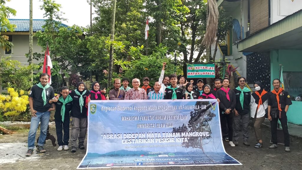 MAFAKUMPALA UIR Lakukan Penyuluhan dan Tanam 500 Mangrove di Pesisir Desa Tanjung Pisang