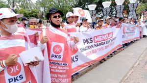 KADER PKS KOTA PALEMBANG GELAR FLASH MOB TOLAK KENAIKAN BBM