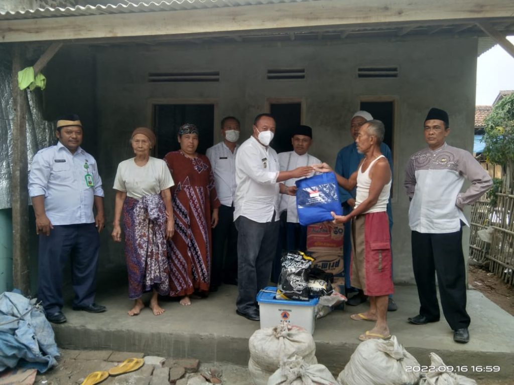 Camat Gunung Kaler Serahkan Bantuan Sembako