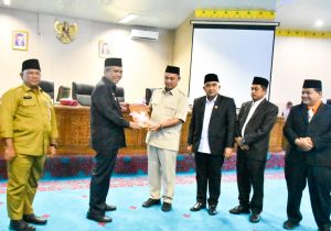 Penjabat Bupati Kamsol Sampaikan  KUA dan PPAS RAPBD-P Kampar 2022 di DPRD.