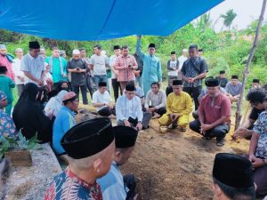 Pj Bupati Kamsol Bersama Ratusan Orang Antar Alm Irwan Junaidi ASN Kampar ke Makam.