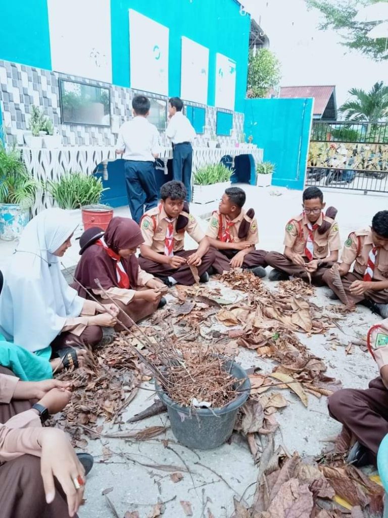 GUGUSDEPAN UPT SMPN 4 SIAK HULU OLAH  SAMPAH DAUN JADI PUPUK KOMPOS