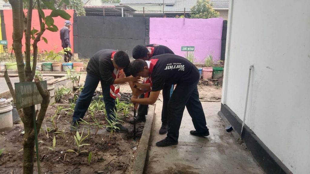 MUSIM HUJAN TIBA, GUGUSDEPAN PRAMUKA UPT SMPN 4 SIAK HULU BUAT LUBANG RESAPAN BIOPORI