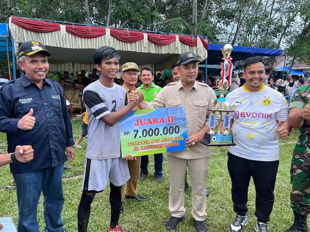 Pj Bupati Kampar Tutup dan Bagikan Hadiah Event Sepak Bola Panglima Khatib Cup I Desa Simpang Kubu