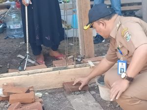 Camat Kresek Melakukan Peletakan Batu Pertama Bedah Rumah Swadaya Masyarakat