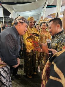 Serahkan Tokoh Wayang Abimayu Pada Pergelaran Seni Jawa Salo, Catur Sugeng: Kesenian Tradisi Ini Merupakan Kekayaan Nusantara yang Harus Kita Jaga dan Lestarikan