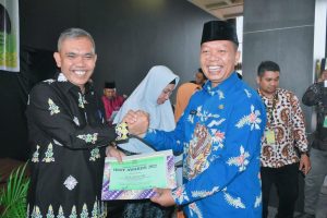 Penjabat Bupati Kamsol Menerima IKST Award 2022 Bidang Pemerintahan