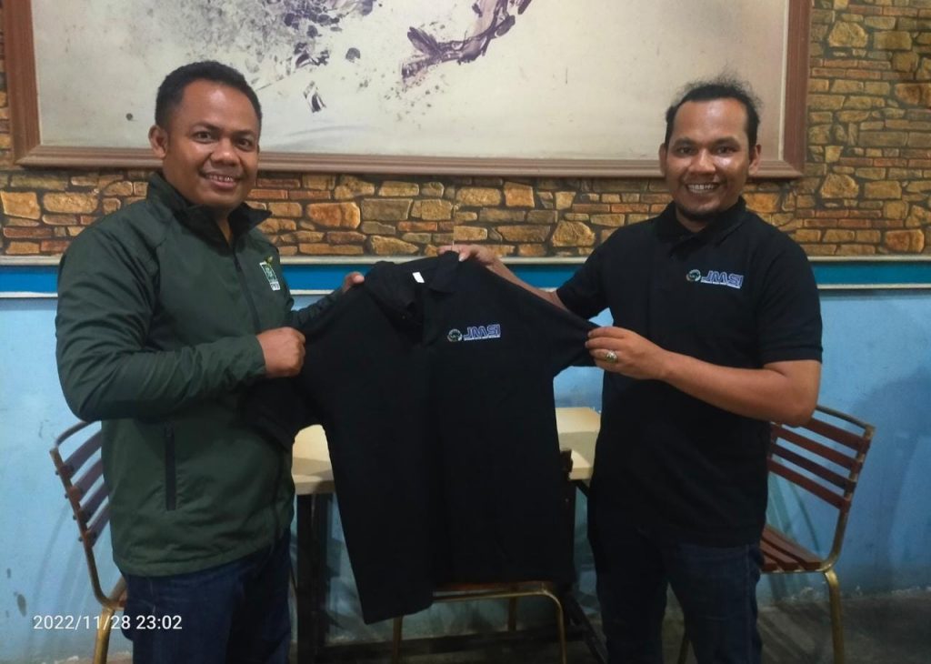 Anggota Kehormatan JMSI Riau Terima Baju JMSI Inhu 