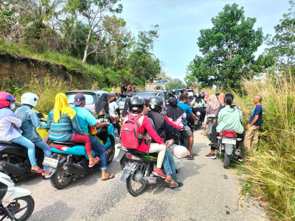 Puluhan Ribu Wisatawan Serbu Sungai Hijau Desa Salo