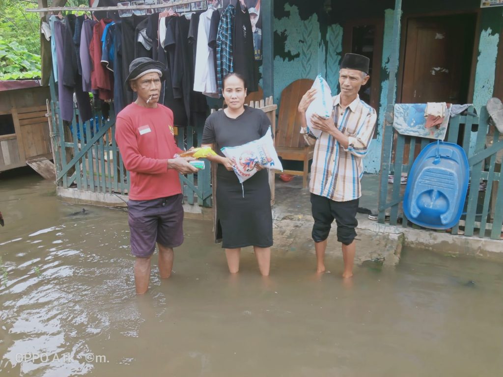 Pemdes Gunung Kaler Di Wakili Jaro Senen Berikan Bantuan Sembako Dari (BPBD)