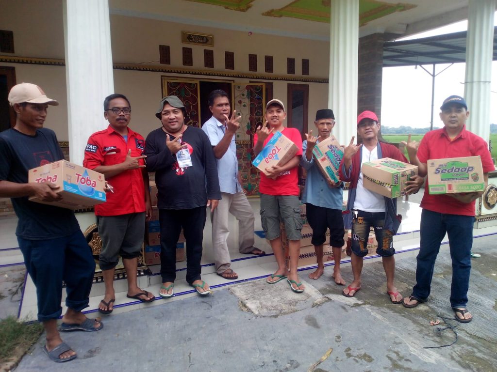 Anggota DPRD kabupaten Tangerang Dari Partai PDI-P Supardi Berikan Bantuan Di Kampung Carenang