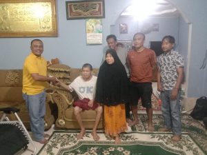 Usai Jamu Makan Malam, Peri Sandria dan Yurnalis Jenguk Pemain Legend Pasir Sialang