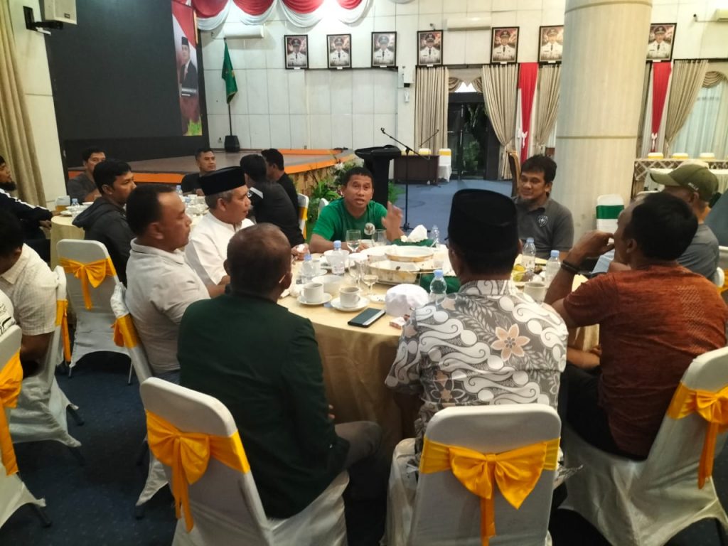 Pj Bupati Kampar Jamu Makan Malam Mantan Pemain Timnas Peri Sandria