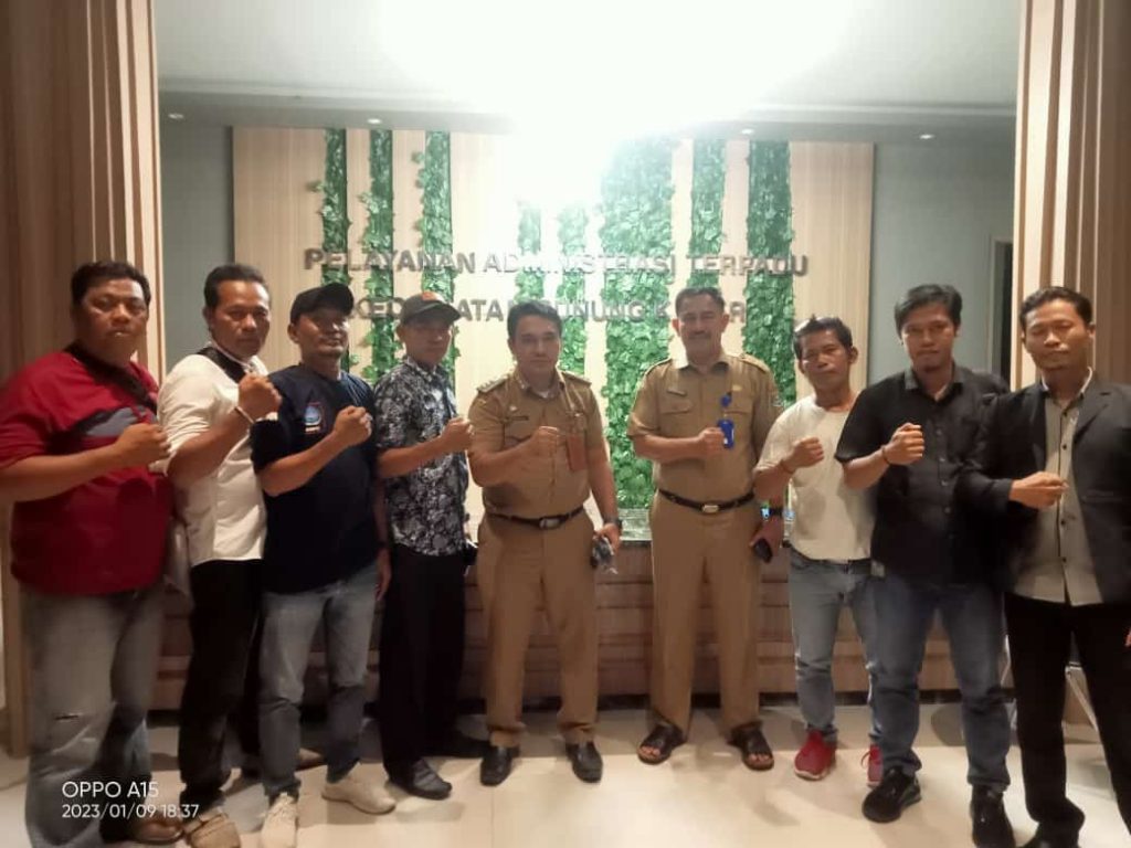Silahturahmi Media Center Gunung (MCG) Di Sambut Hangat Oleh Camat Gunung Kaler Sumartono