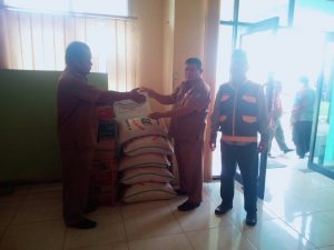 Pemerintah Kecamatan Binuang Kerjasama Dengan BAZNAS Kabupaten Serang Berikan Bantuan Kepada Korban Banjir