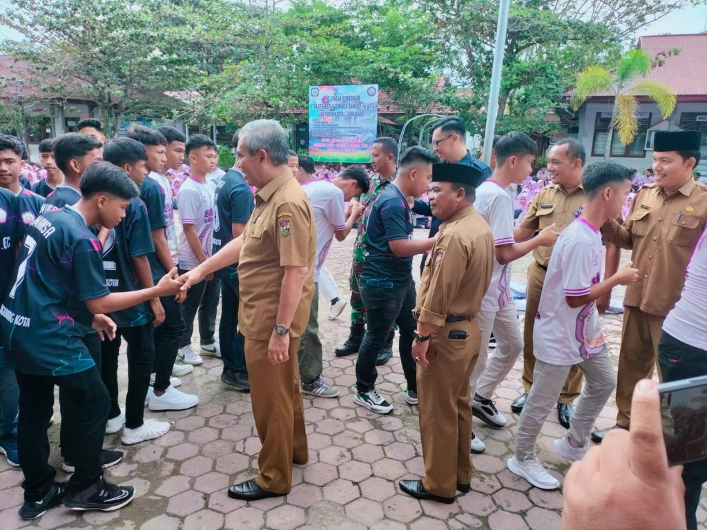 PJ Bupati Kampar Berikan Pesan Khusus ke 25 Pemain Sepakbola Smansa Bangkinang Kota yang Pergi Bertanding di Purwakarta