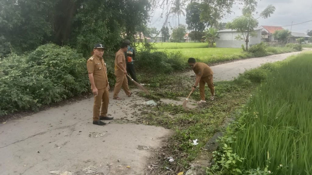 Peduli Lingkungan, Kepala Desa Ranca Gede Adakan Giat Bersih Bersama Warga dan Staf Desa