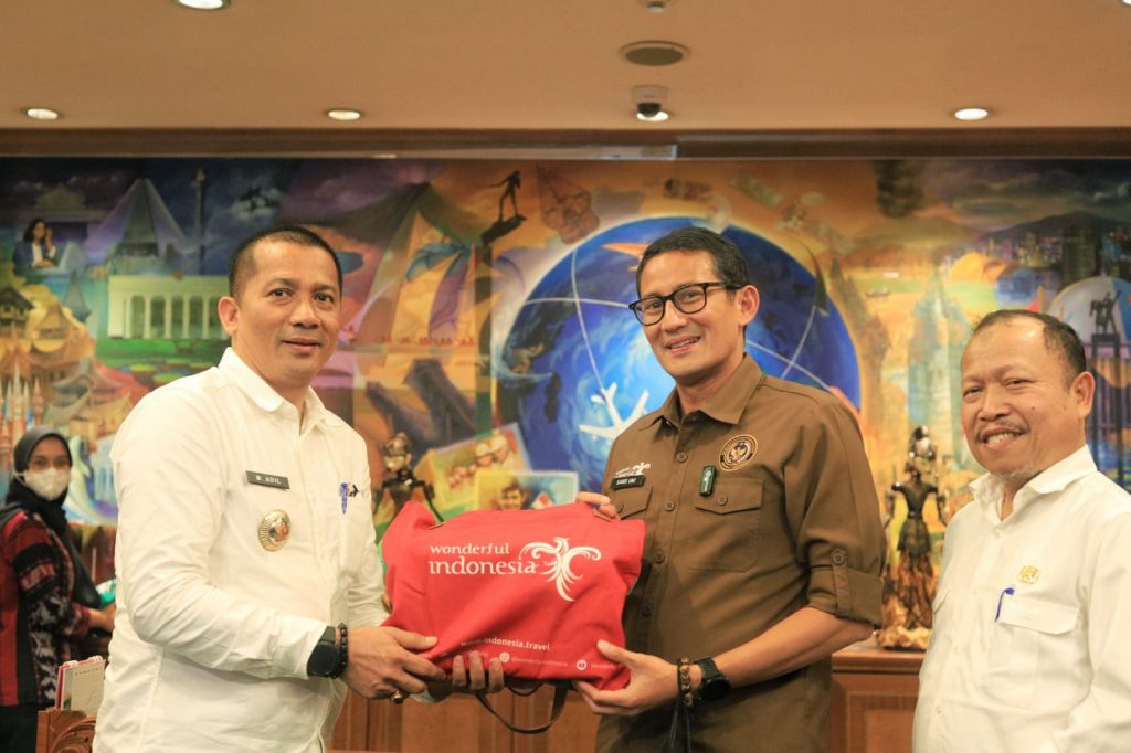 Minta Dukungan Pariwisata, Bupati Adil Bertemu Sandiaga Uno