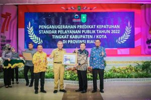 Pj Bupati Kamsol Terima Predikat Kepatuhan Standar Pelayanan Publik 2022 dari Ombudsman RI