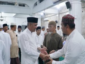 Pj Bupati Kampar Laksanakan Sholat Taraweh Pertama di Masjid Raya Muhammadiyah Bangkinang Kota