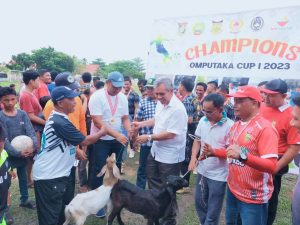 PJ Bupati Kamsol Serahkan Trophy dan Hadiah Untuk Juara 1 dan Juara 2 Omputaka Cup 2023