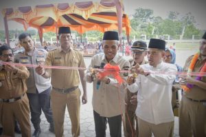 Penjabat Bupati Kamsol Resmikan SMPN 3 Perhentian Raja