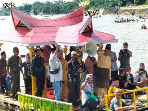 PJ Bupati Kampar DR. H. Kamsol, MM Ikut Serta Memeriahkan Acara Sampan Hias Dalam Rangka “Balimau Kasai”