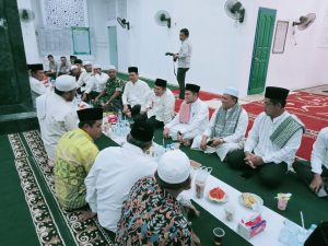 Bukber dengan Pengurus dan Masyarakat Binuang, Syamsuar di Suguhi Masakan Khas