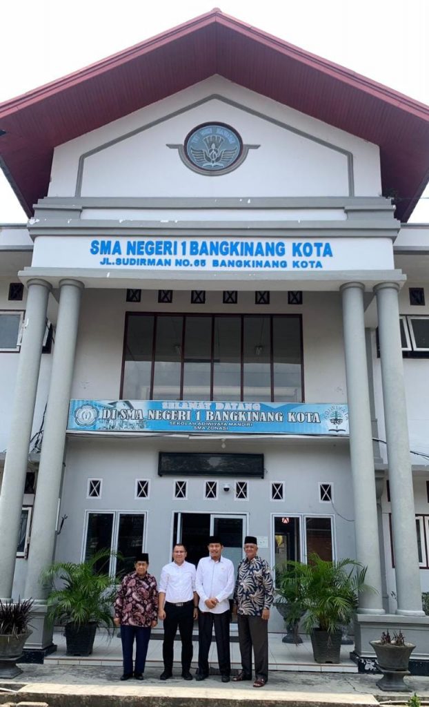 Rektor Universitas Lancang Kuning (Unilak) Prof.Dr. Junaidi SS,M.Hum Bersilataruhmi Ke SMAN 1 Bangkinang Dan Disambut Langsung Oleh Kepala Sekolah M.Hendra Yunal, S.Pdi, M.Si