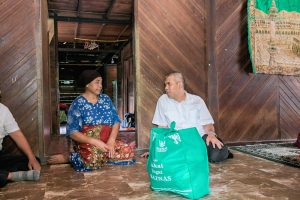 Hari Ketujuh Puasa Ramadhan, Pj Bupati Kamsol Berikan Bantuan Nurhayati Warga Binuang