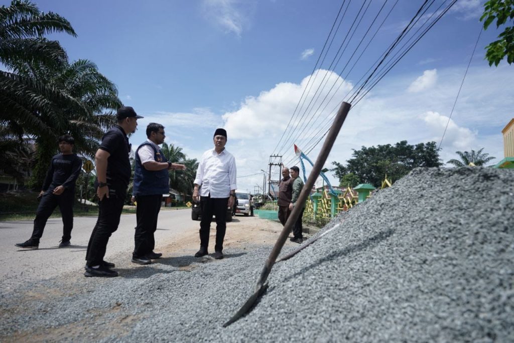 Gubernur Syamsuar Tinjau Perbaikan Jalan Kampar Rohul