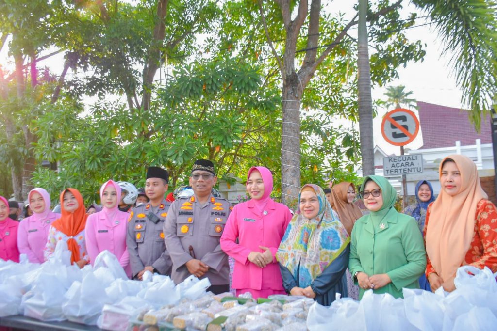 Isteri PJ Bupati Ny.Deswita Kamsol Bersama Forkopimda Bagikan Takjil Dipusat Kota Bangkinang