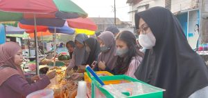 Jelang Lebaran, Dagangan Takjil Di Sekitar Kampus UNRI Masih Laris Manis