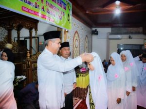 Safari Ramadhan Pj Bupati Kamsol Mewisuda Tahfidz Juz 30 Anak-Anak Sei Tonang