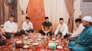 Pj. Bupati Kamsol Silaturahim dan Berbuka Puasa Bersama dirumah KH Alwi Arifin.