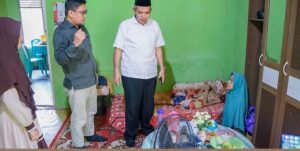 Besuk Anak Sakit Kanker, Pj Bupati Kamsol Langsung Minta Kadis Kesehatan Segera Berikan  Pengobatan.