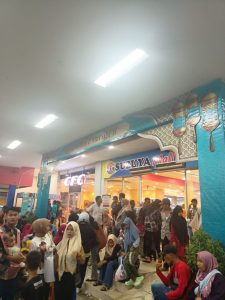 Kepadatan Pengunjung Mall Suzuya Bagan Batu Berdesakan Pada Liburan Idul Fitri.