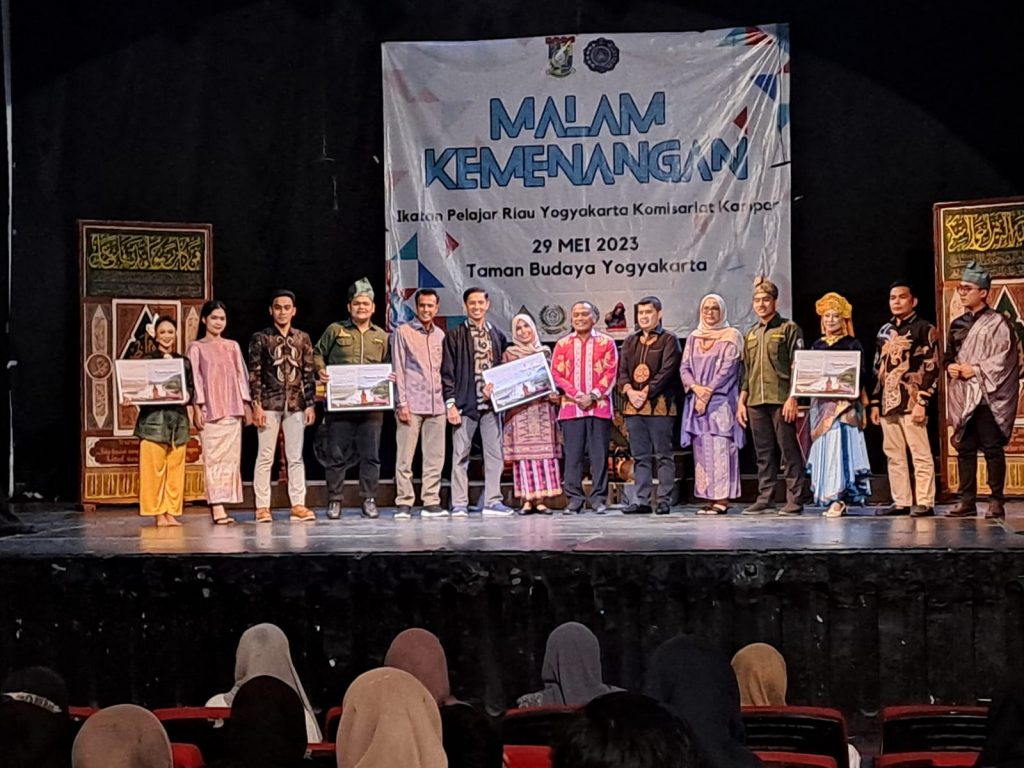 Plt. Kadispersip Kampar Hadiri Launching Buku Meneroka Kampar