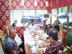 Bersama Plh Gubri, Pj Bupati Kampar Jamu Makan Siang Menko Polhukam Mahfud MD