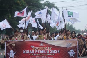 Meski Diguyur Hujan, Serah Terima Bendera Kirab Pemilu 2024 di Kabupaten Kampar berlangsung Meriah