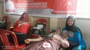 Jelang HUT Bhayangkara Ke 77, Ana Cipudan Warga Enok Ikut Donor Darah Pertama Kali