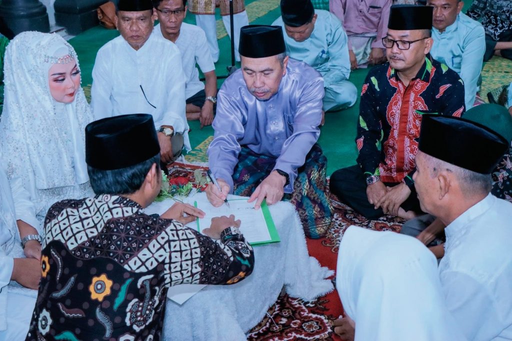 Gubri Bersama, Pj Bupati Kampar Menjadi Saksi Pernikahan