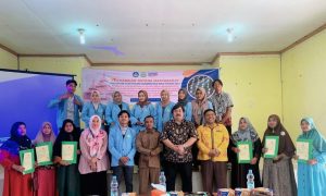 Tim Pengabdian Kepada Masyarakat Program Kemitraan UNRI dan Mahasiswa Kuliah Kerja Nyata tahun 2023 Melakukan Sosialisasi Pemberdayaan Masyarakat UMKM Palito Daun Serta Penyerahan NIB Kepada Pelaku UMKM